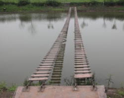 拓展訓(xùn)練項目:水上緬甸橋 拓展訓(xùn)練項目:水上緬甸橋